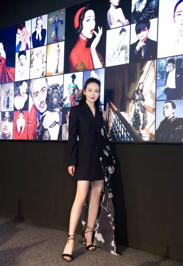 王鸥穿短裙亮相活动身材比例超好满屏大长腿不愧是模特出