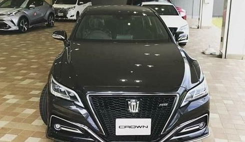 全新2019款丰田皇冠到店!黑色车身相当帅气 配2.0t 8at或25万起