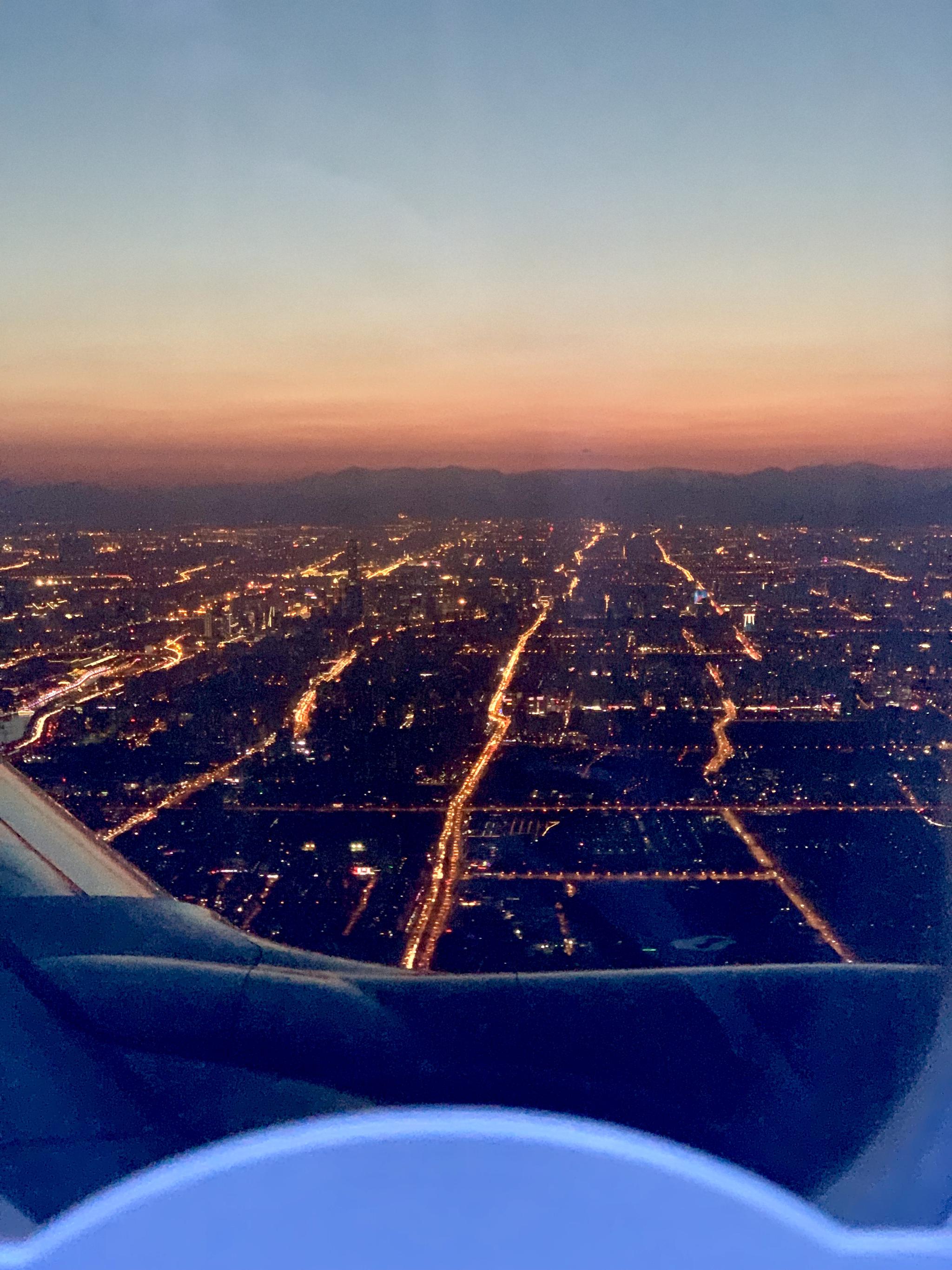 机场跑道在傍晚夕阳光飞机着陆或起飞准备图片下载 - 觅知网