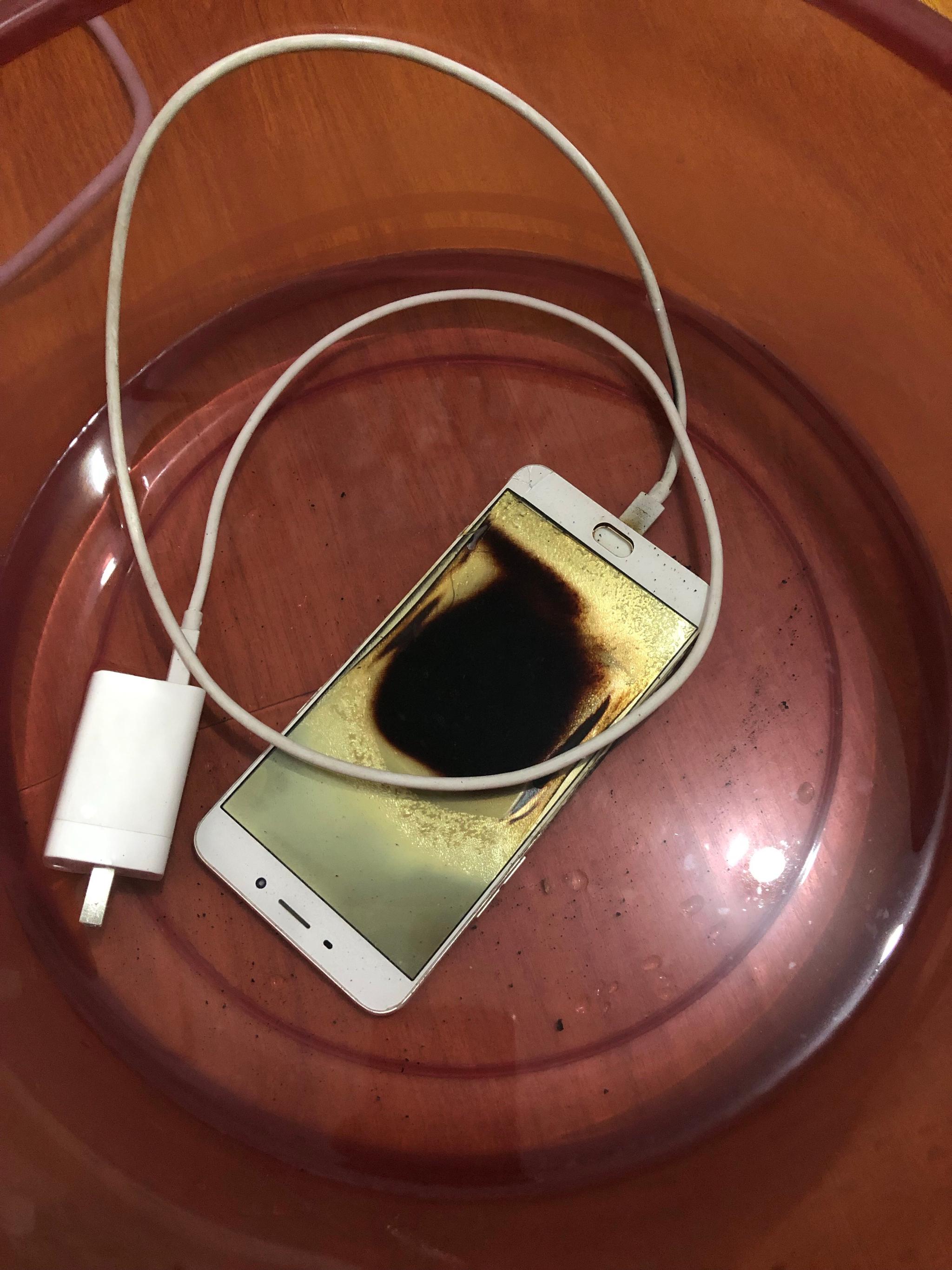 可怕!呼市一女子手机正充电时突然爆炸