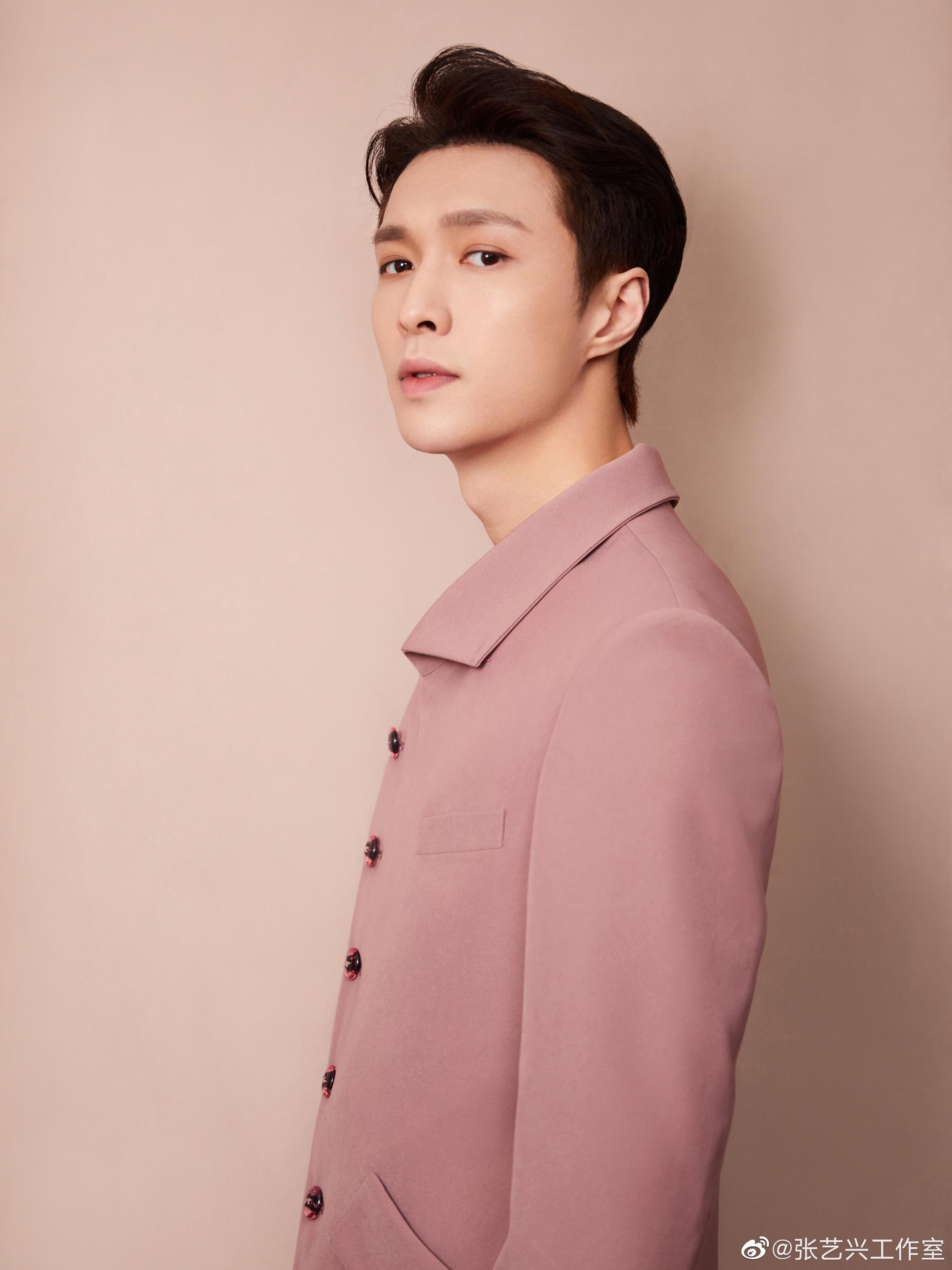 张艺兴央视五四晚会宣传照来袭