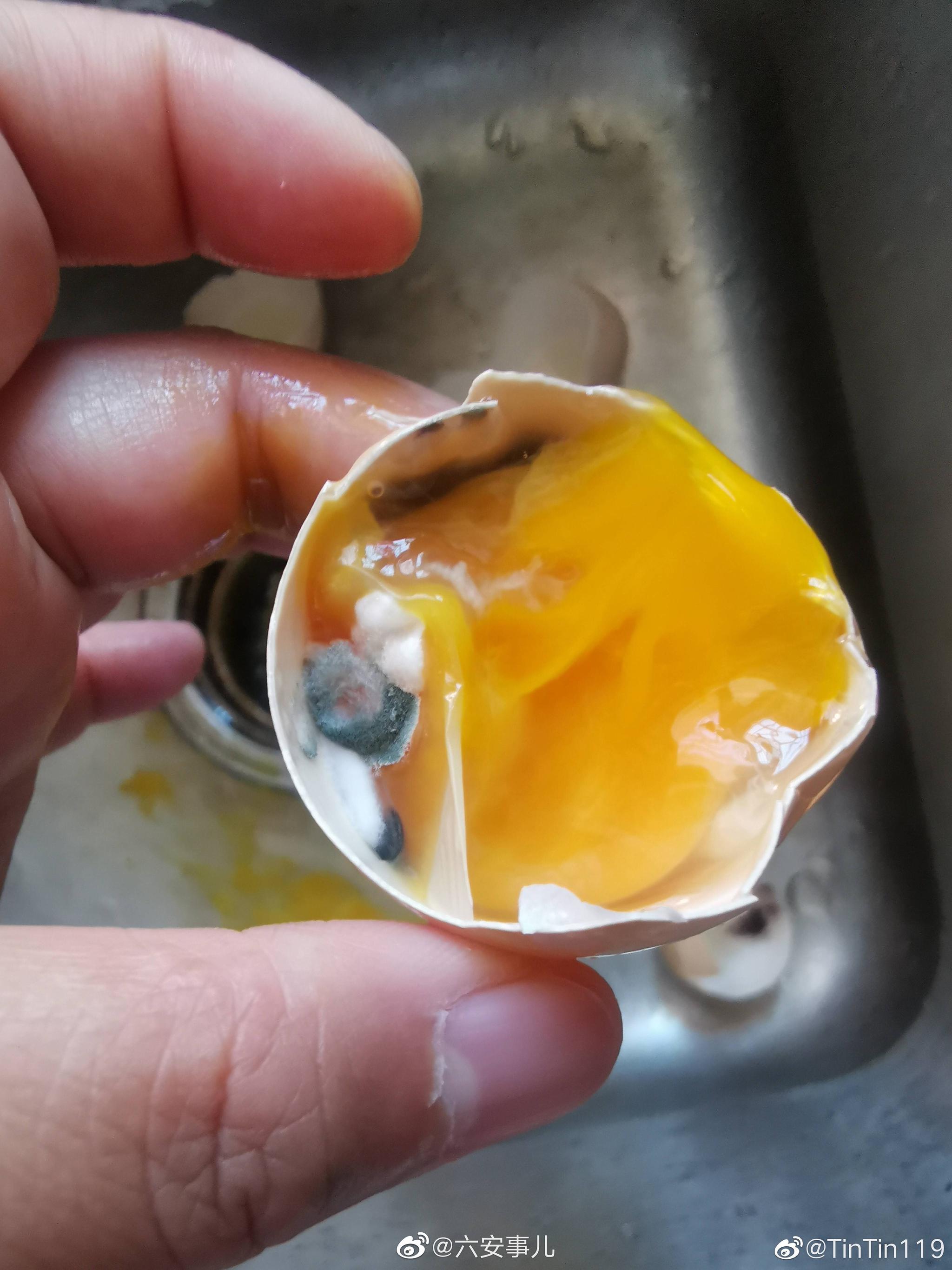 网友爆料在永辉超市六安万达店买的鸡蛋有很多个坏的