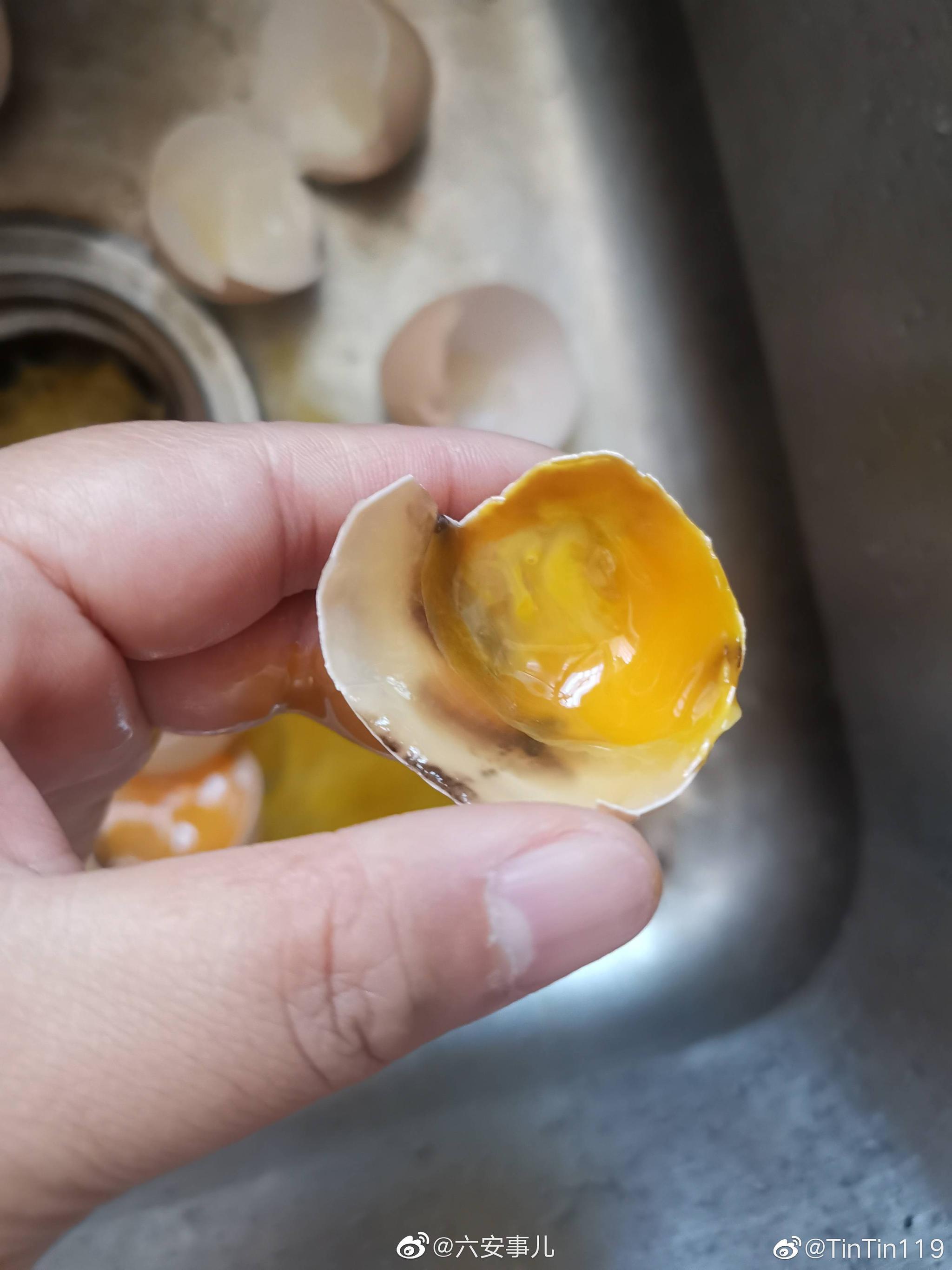 网友爆料在永辉超市六安万达店买的鸡蛋有很多个坏的