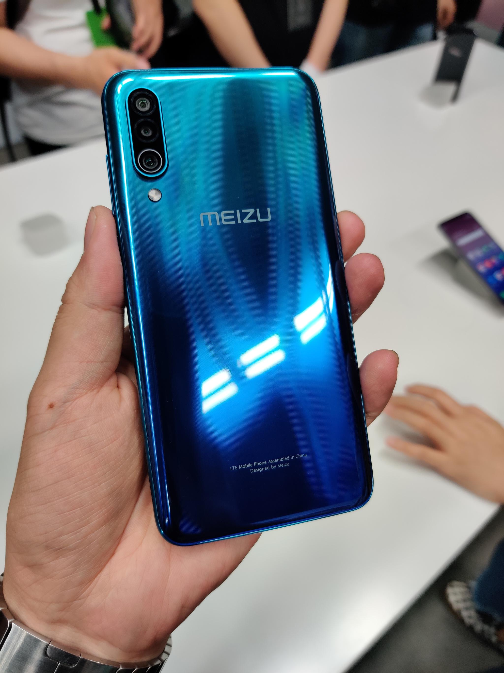 发布会现场有魅族 16xs 黑色和蓝色款展示真机.