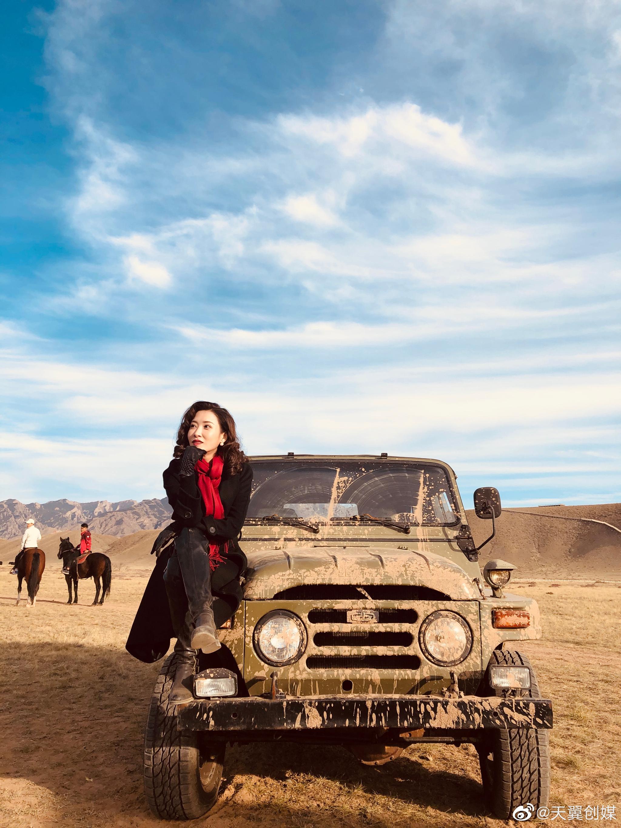 演员 杨卿 解锁公路风写真 洒脱帅气温柔随性