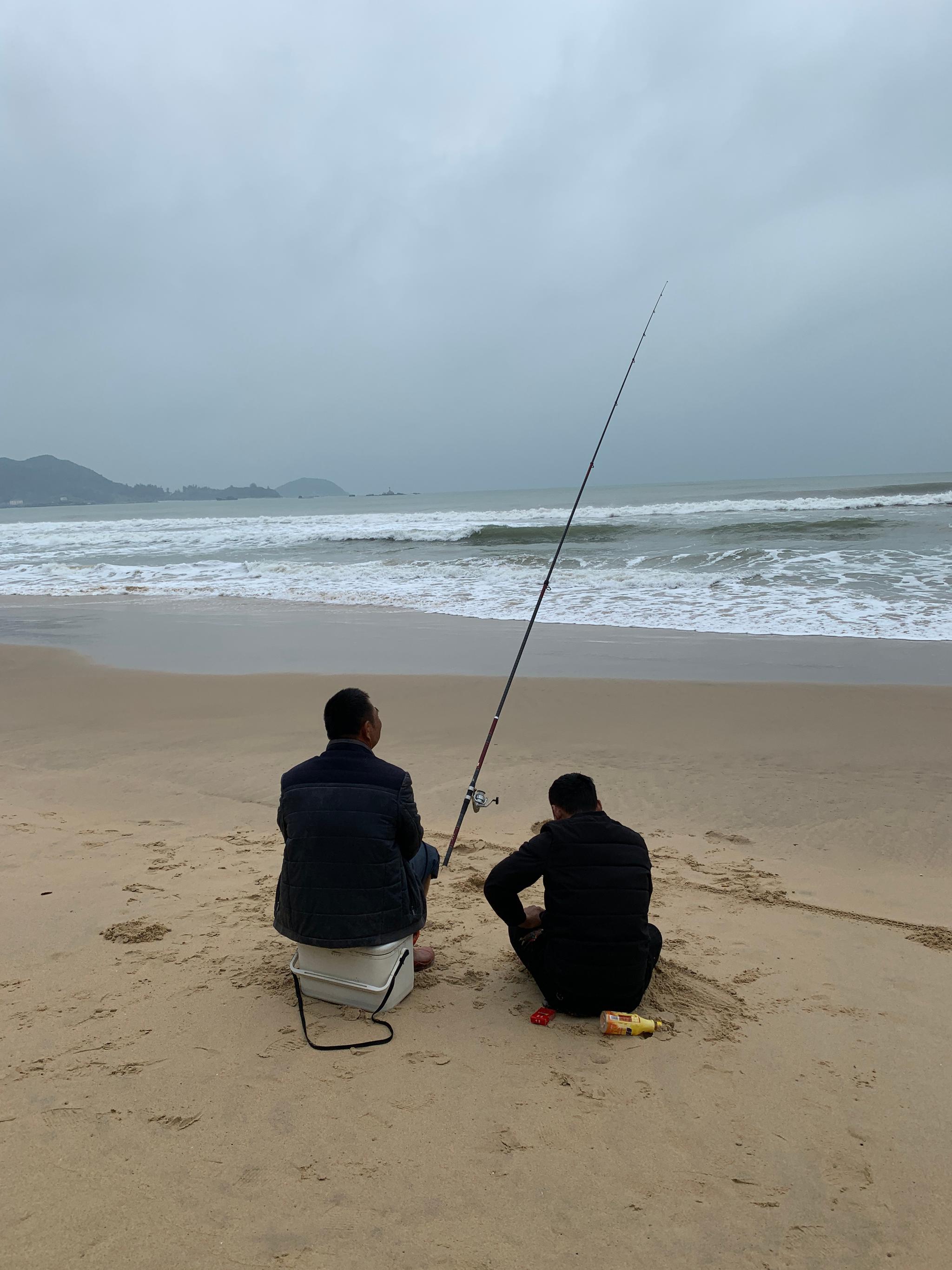 老乡说这个季节海里可以钓到马友鱼,这种鱼很贵