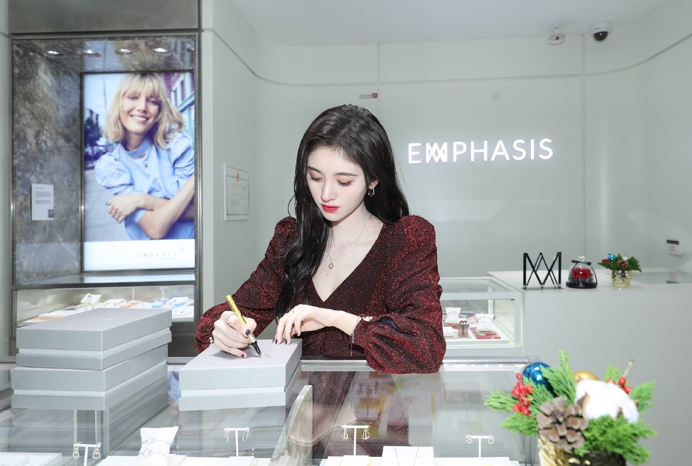 鞠婧祎红色深v短裙出席品牌活动