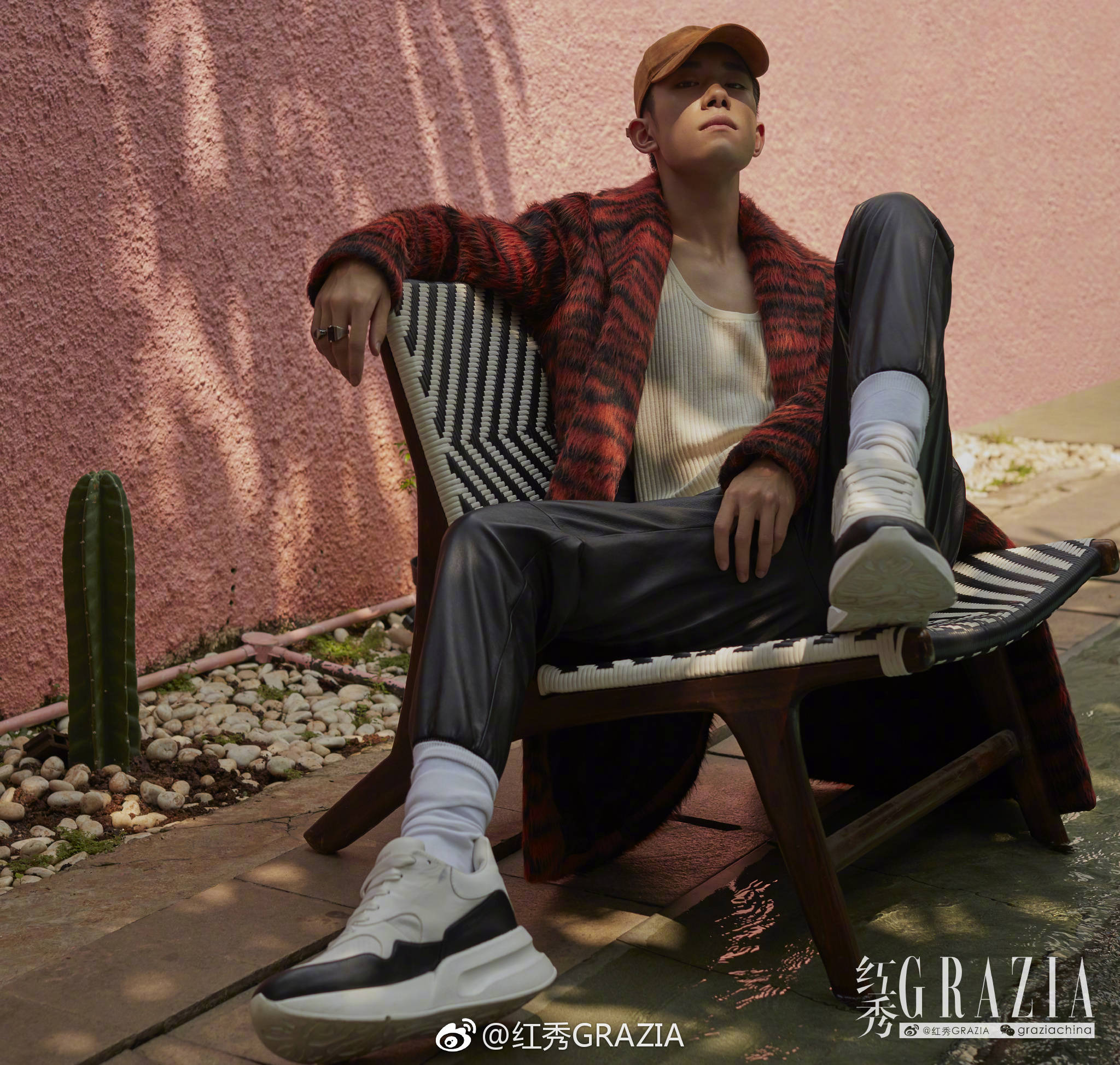 易烊千玺大佬式坐姿～社会我玺哥 人酷话不多! @tfboys-易烊千玺