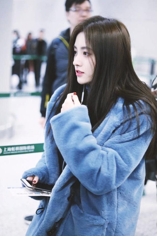 鞠婧祎机场照,蓝色毛绒外套配高领衫,展现教学式穿搭