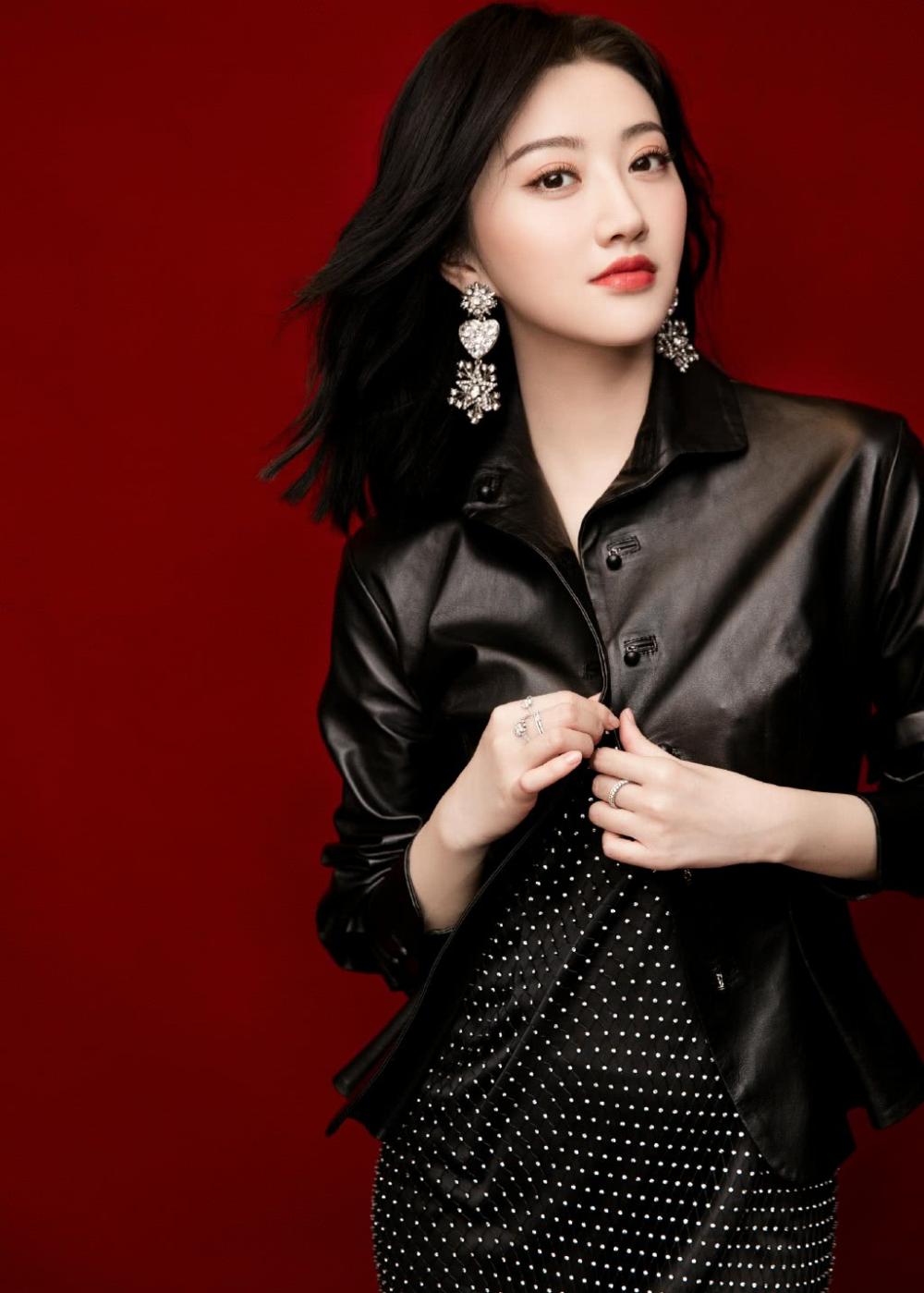 近期景甜在出席参加2018年度电影频道百合杯表彰典礼时,以一袭镶满碎