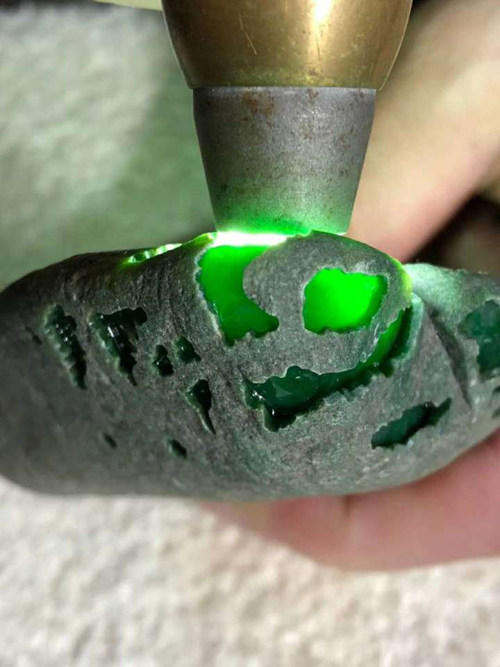 五百元一个的翡翠原石,切出满绿大牌,狗屎运来了