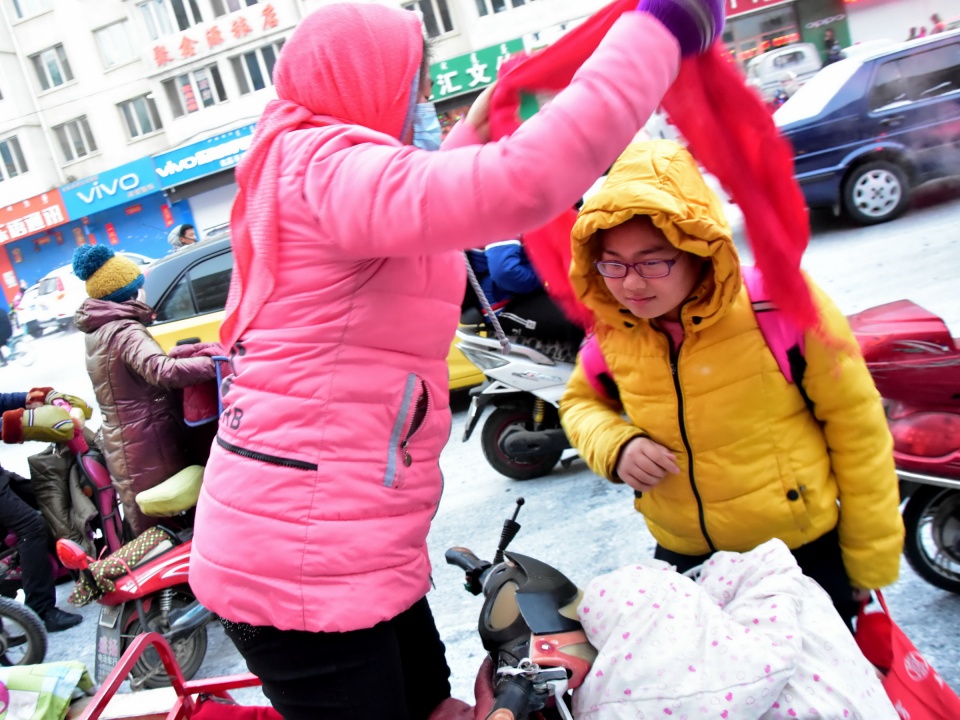 内蒙还很落后,冰天雪地家长都是骑电动车送孩子上学,很冷很危险