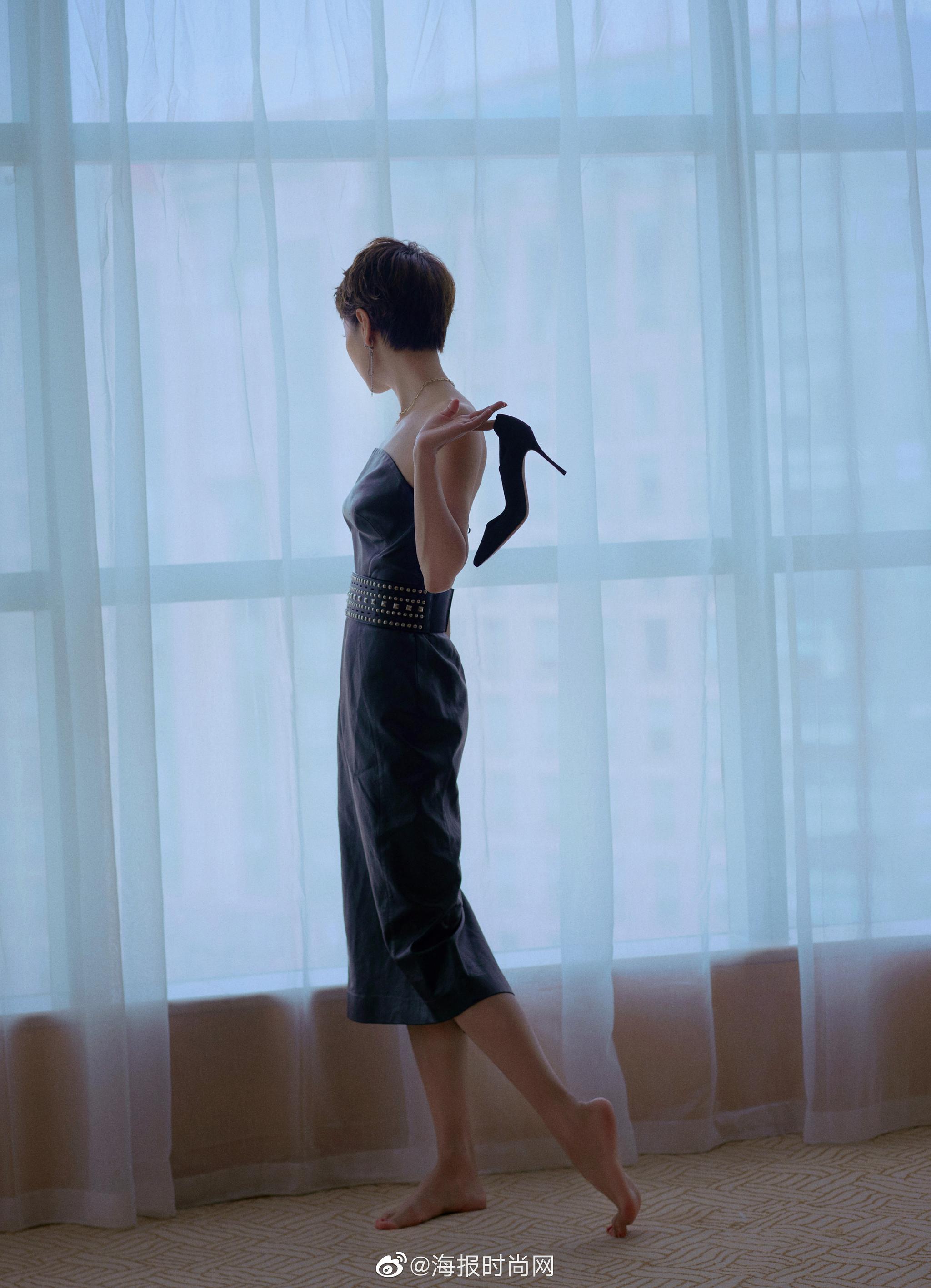 马伊琍 身着黑色抹胸皮质礼裙,搭配sergio rossi godiva高跟鞋