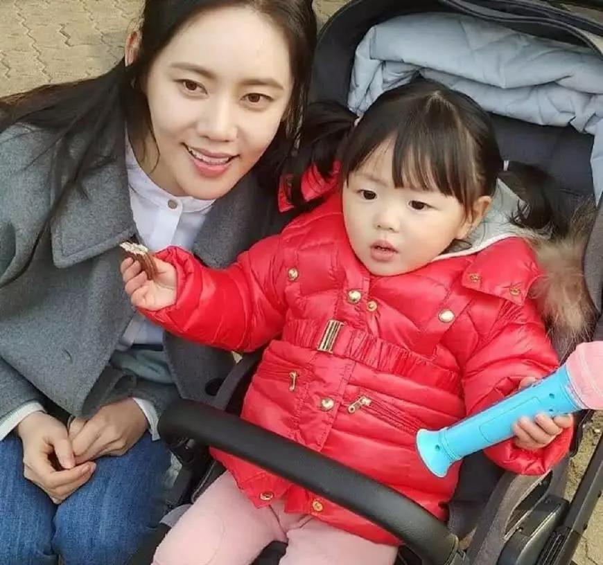 秋瓷炫40岁生日,剪短发晒素颜,状态好,于晓光作藏头诗秀恩爱