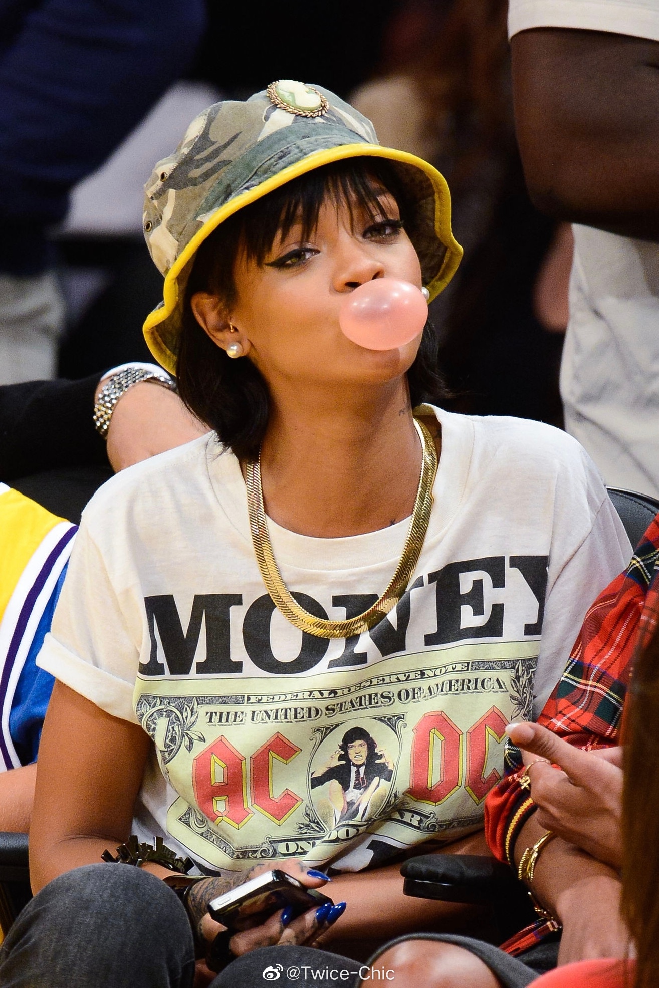 rihanna | 又翻到一组nba头排戴渔夫帽看球的日婆,转眼6年再看
