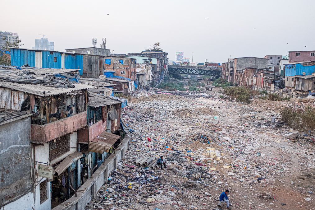 实拍印度孟买达拉维贫民窟房子基本暗无天日连水龙头都要上锁