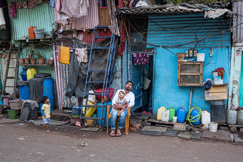 实拍印度孟买达拉维贫民窟房子基本暗无天日连水龙头都要上锁