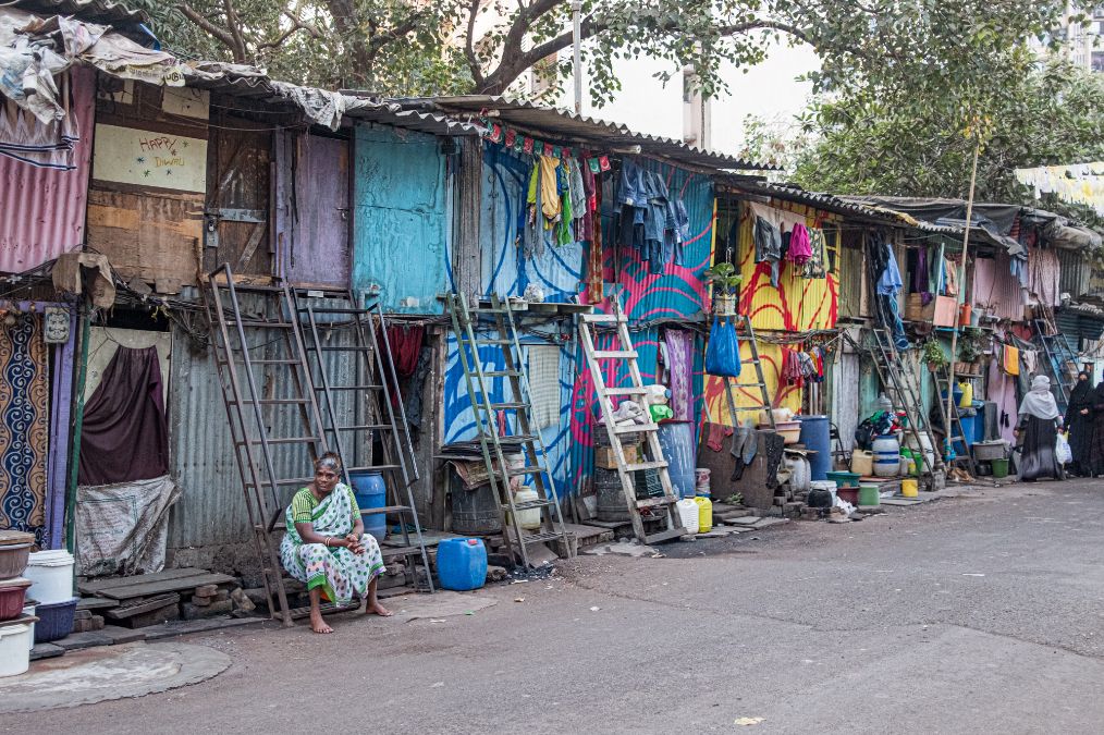 实拍印度孟买达拉维贫民窟房子基本暗无天日连水龙头都要上锁