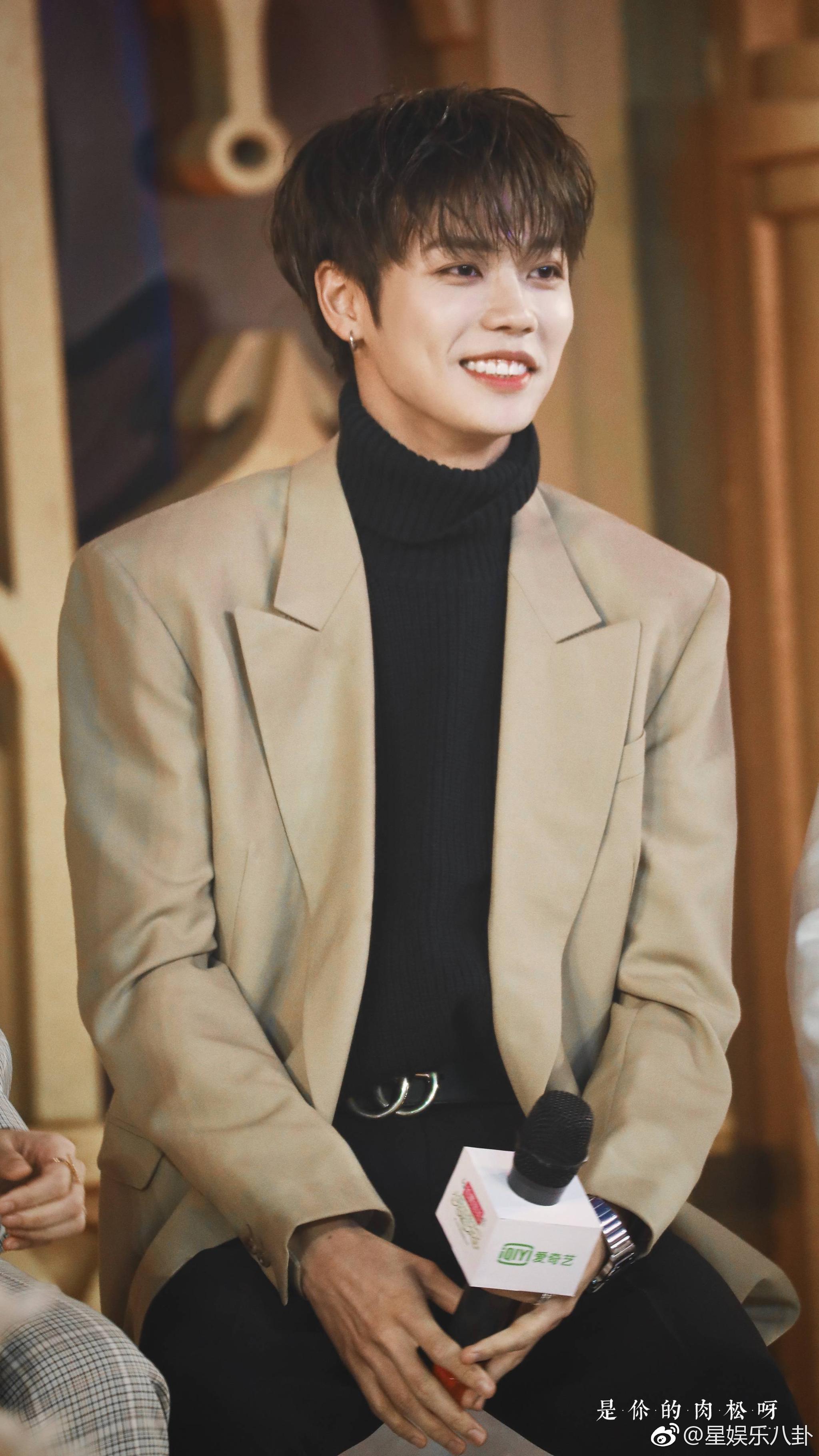 首席花艺师林彦俊今天帅的有些犯规了,真是笑魇如花!