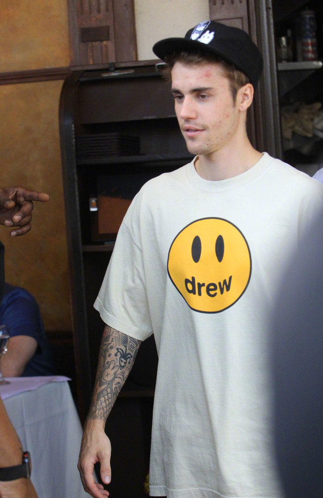 贾斯汀比伯justinbieber和妻子haileybladwin在洛杉矶外出午餐的街