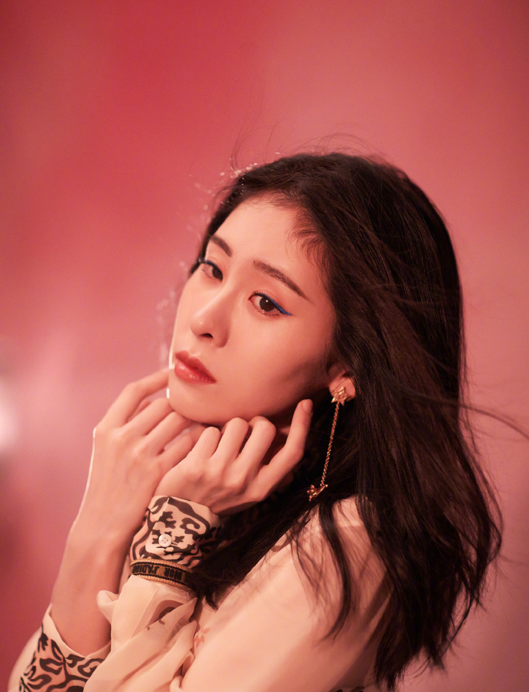 张碧晨 复古印花衬衣搭配黑色纱裙 柔美优雅格调 眼角一抹蓝色眼线