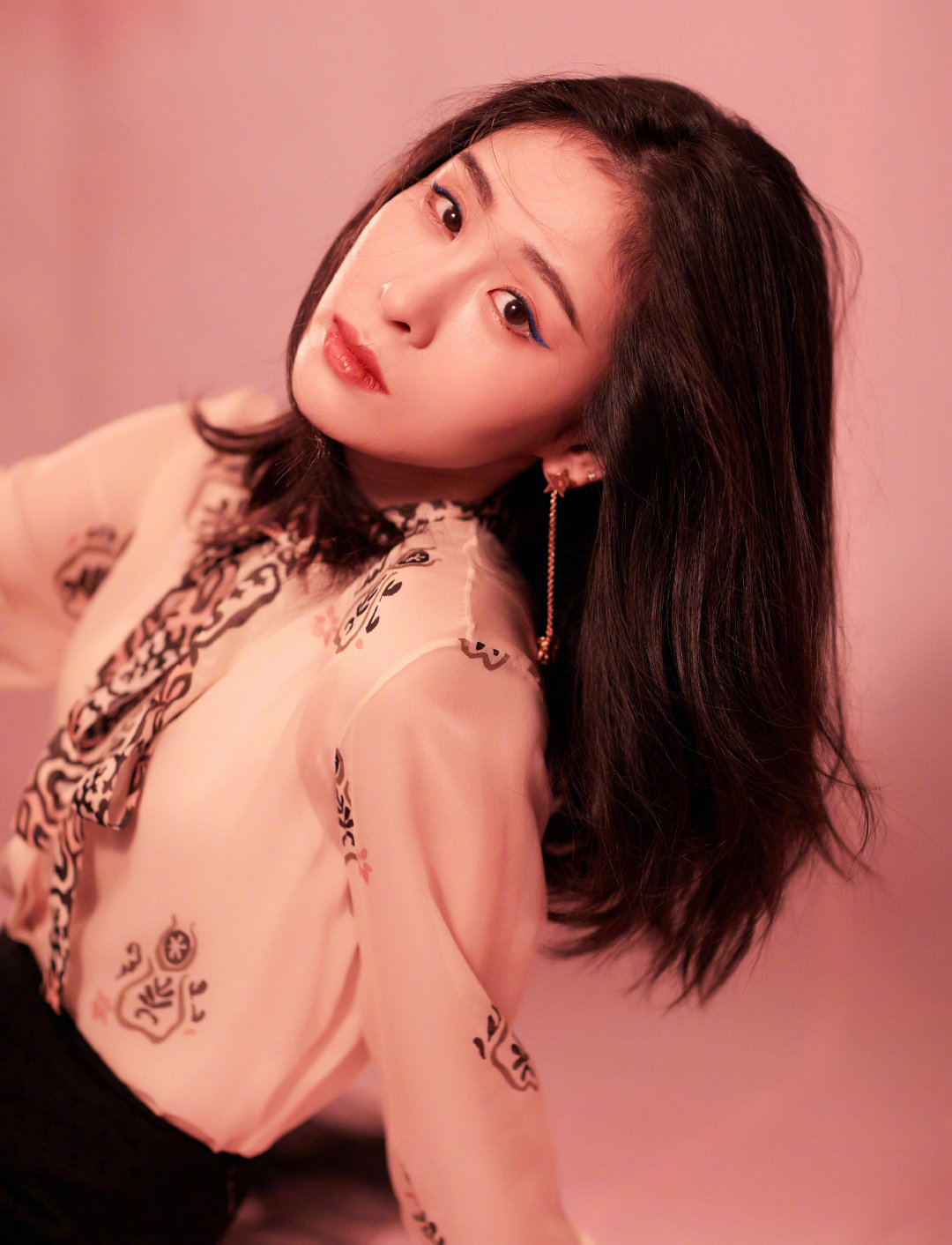 张碧晨 复古印花衬衣搭配黑色纱裙 柔美优雅格调 眼角一抹蓝色眼线