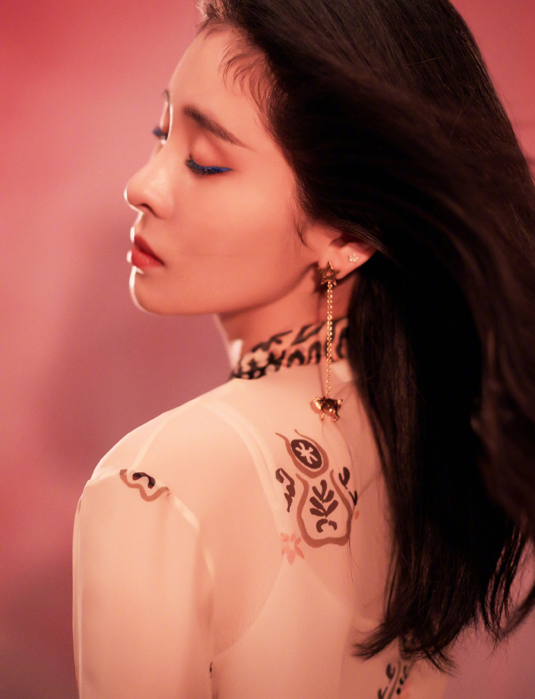 张碧晨 复古印花衬衣搭配黑色纱裙 柔美优雅格调 眼角一抹蓝色眼线