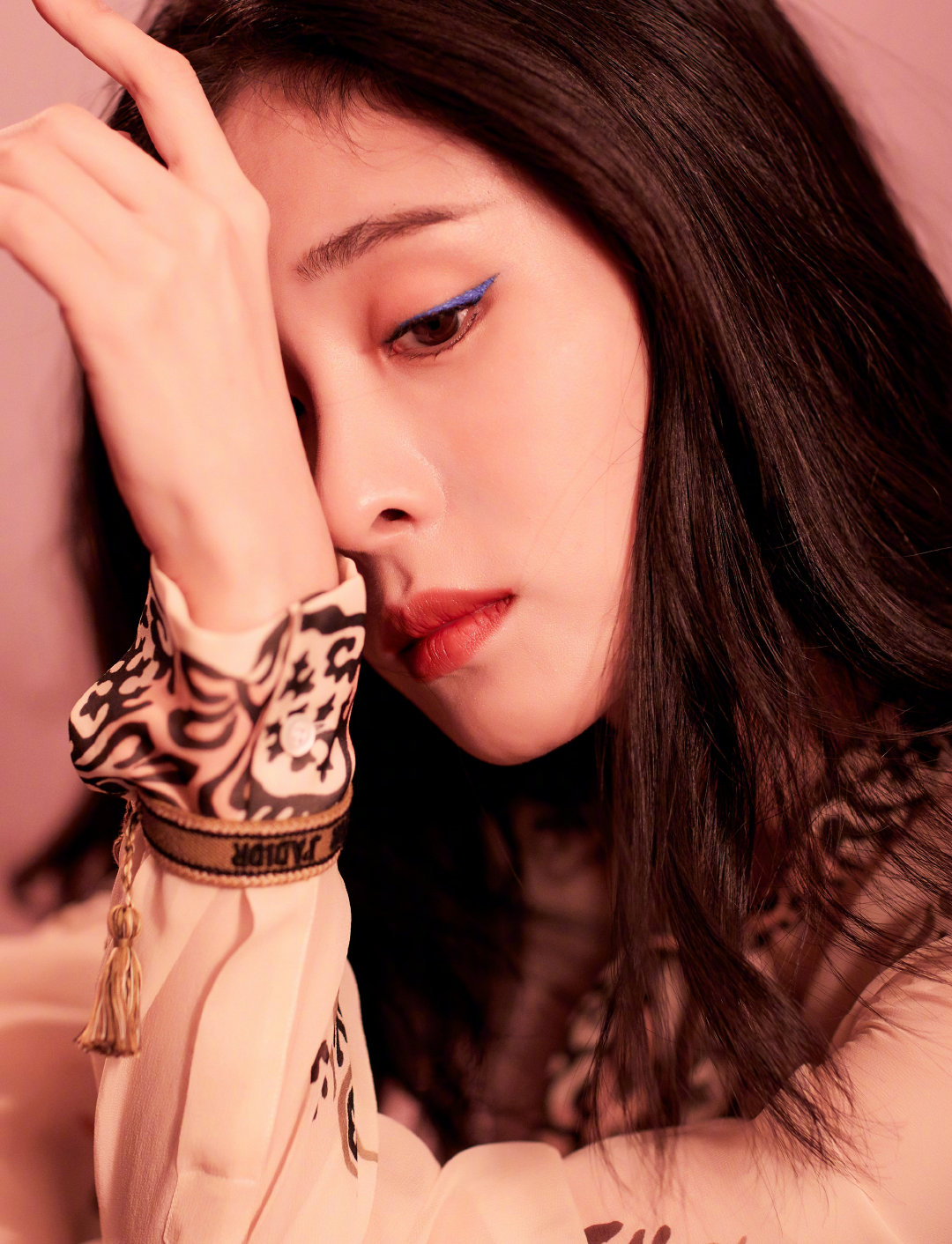 张碧晨 复古印花衬衣搭配黑色纱裙 柔美优雅格调 眼角一抹蓝色眼线