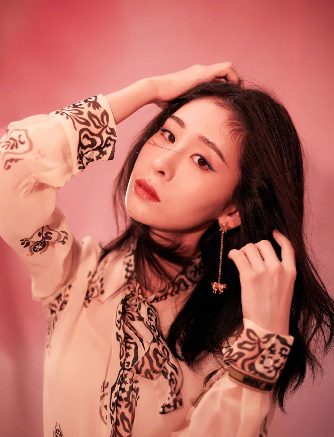 张碧晨 复古印花衬衣搭配黑色纱裙 柔美优雅格调 眼角一抹蓝色眼线