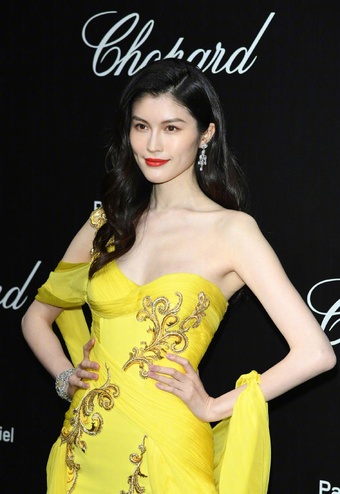 何穗 红唇黑发,还有几乎能掐出水的肌肤搭配开叉长裙,气质一绝.