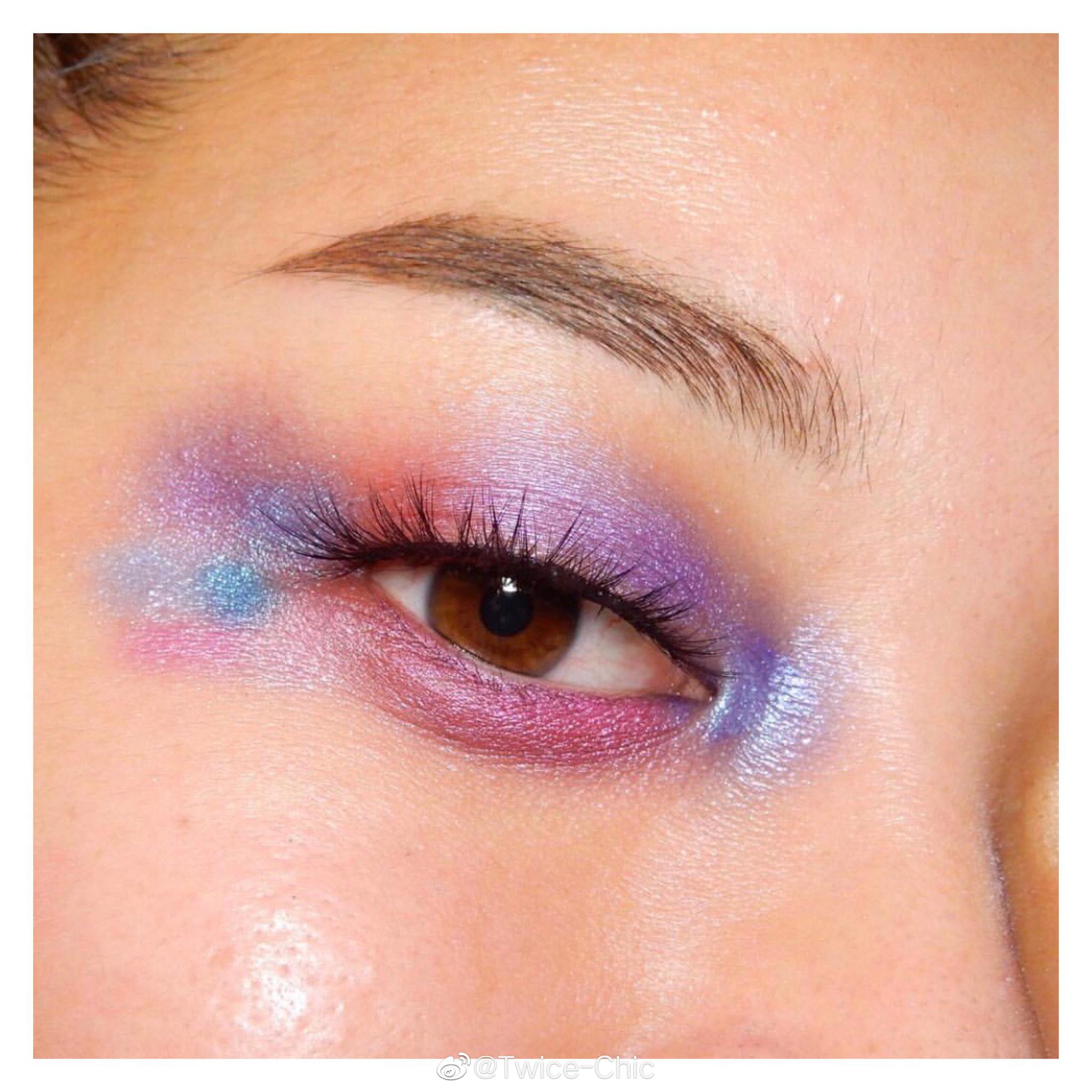 适合亚洲女孩的夏日创意眼妆. 大胆的幻彩的,带着眼尾小心思的.