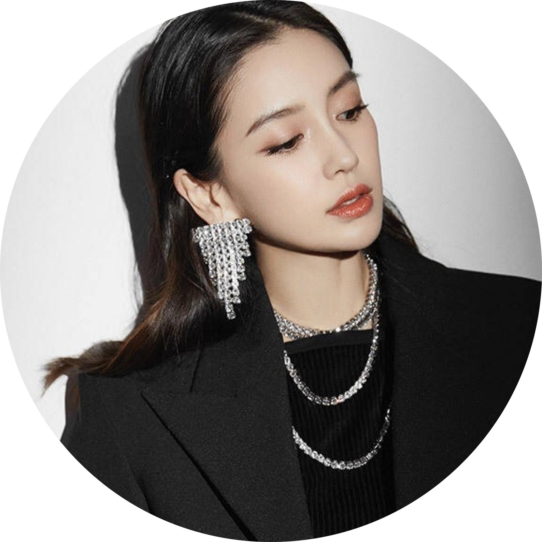 耳饰的选择与佩戴是非常重要的服饰搭配美学,想加强脸部的纵向线条