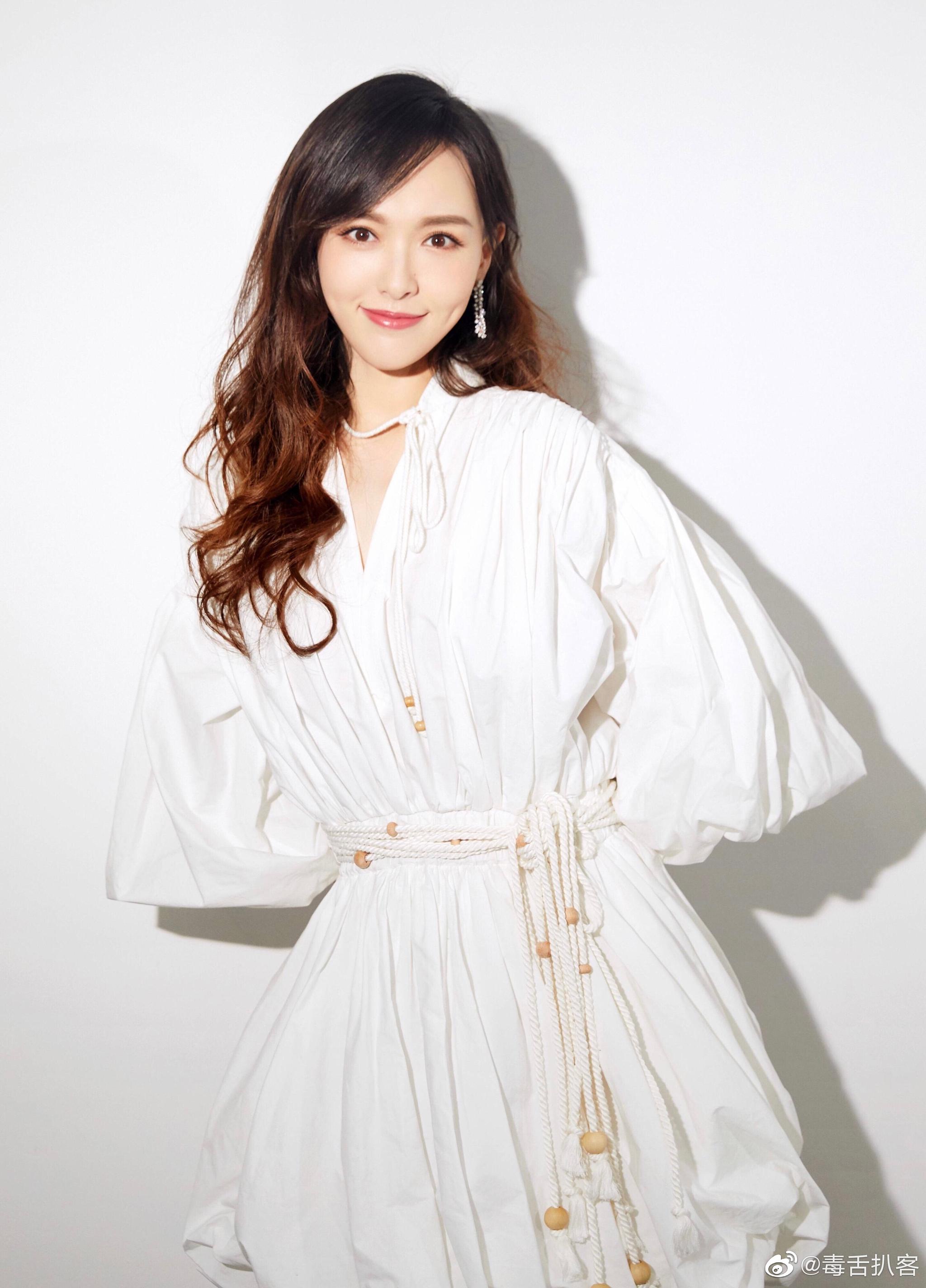 之前有媒体公开了唐嫣工作近照,照片中她腹部疑似隆起