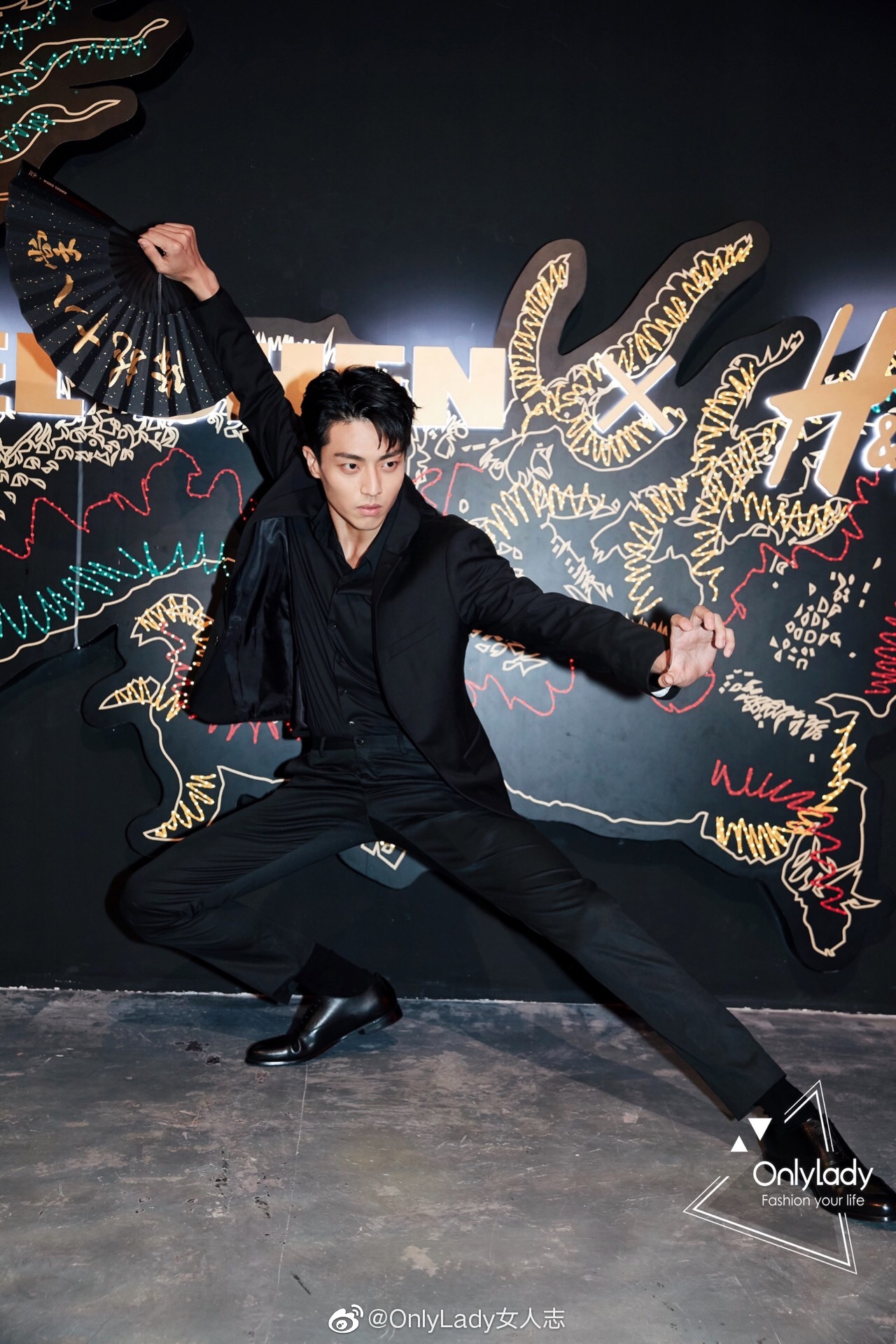 陈靖可chan 身披黑色西装,内搭黑色衬衫亮相angel