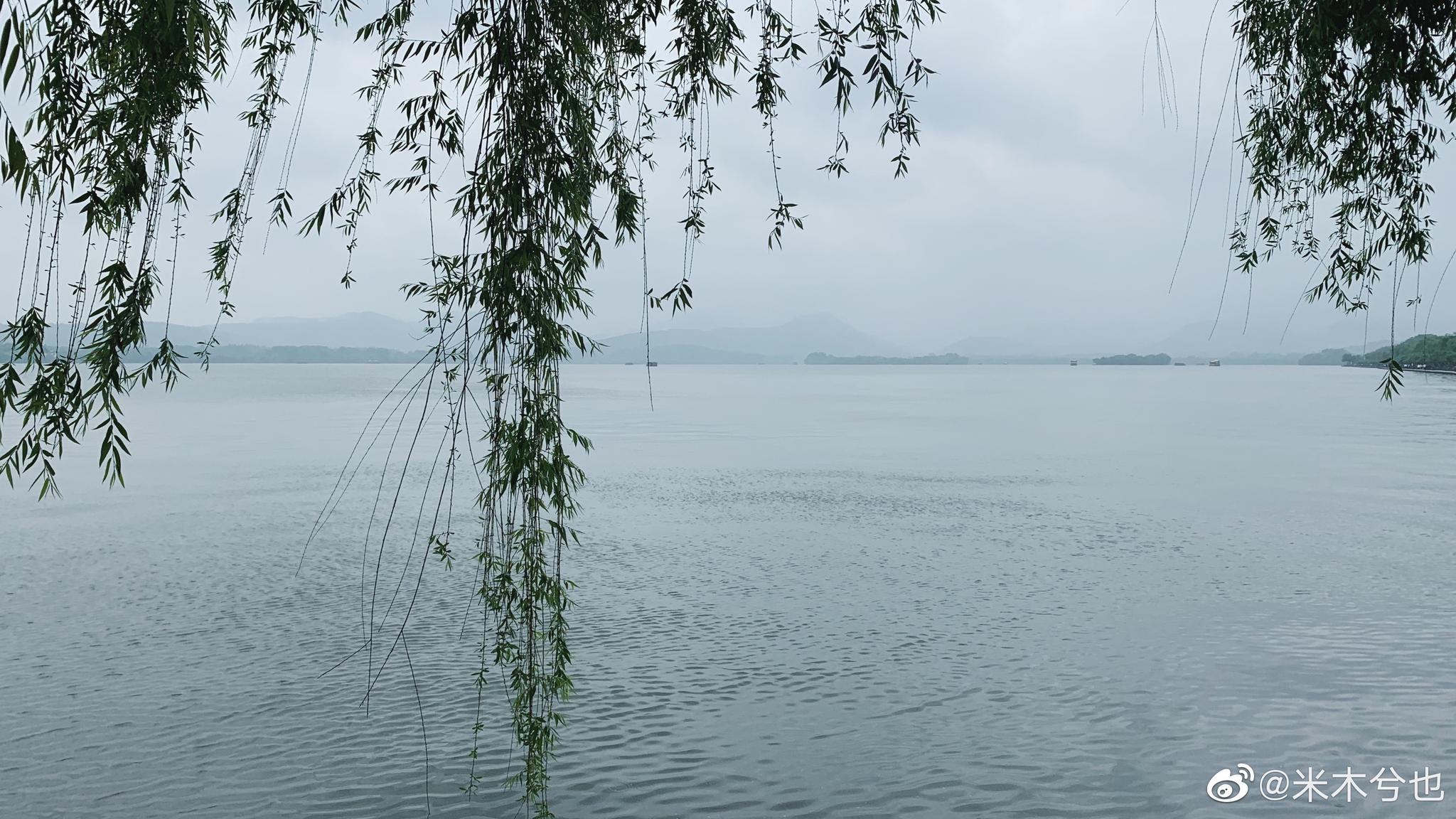 烟雨蒙蒙的西湖