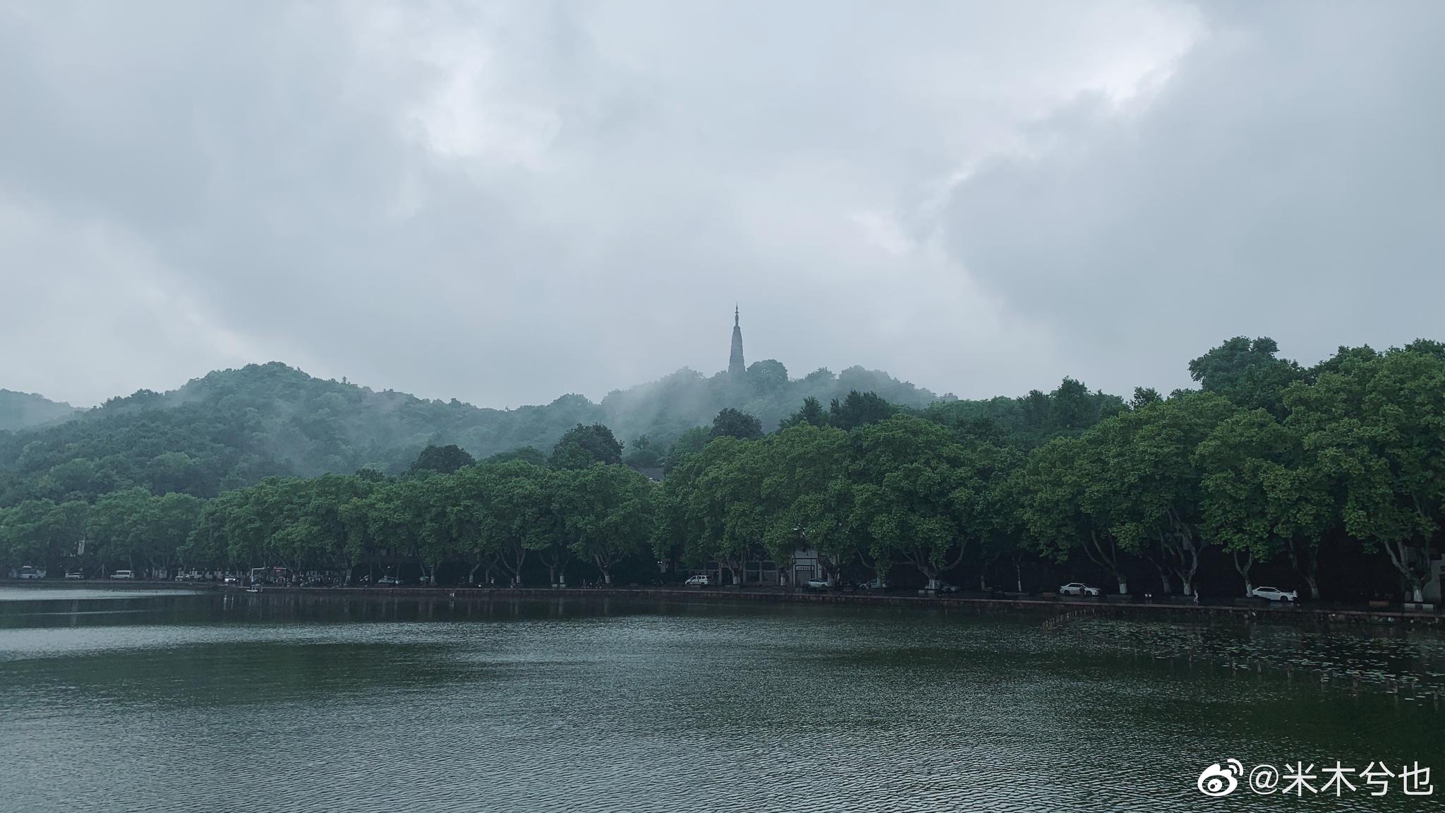 烟雨蒙蒙的西湖