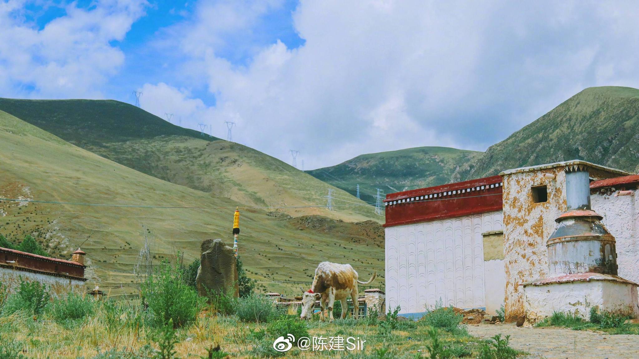 甲玛沟四面环山,独特的地理位置和丰富的自然资源