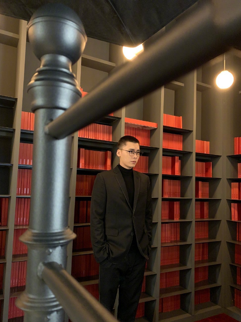 李易峰封面拍摄花絮图,寸头加眼镜有不一样的感觉