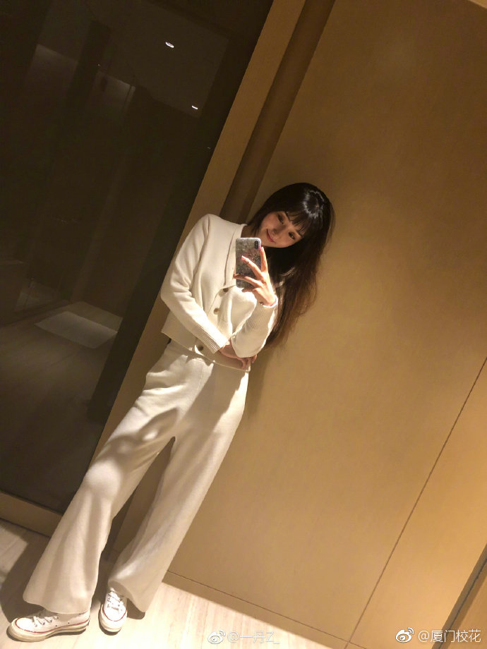 她叫 张一丹,就读于中国音乐学院,身高170cm,来自福建