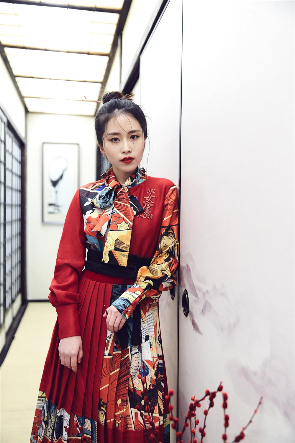 没想到美食达人还是时髦精,办公室小野拍和风写真,秒变霸气女侠