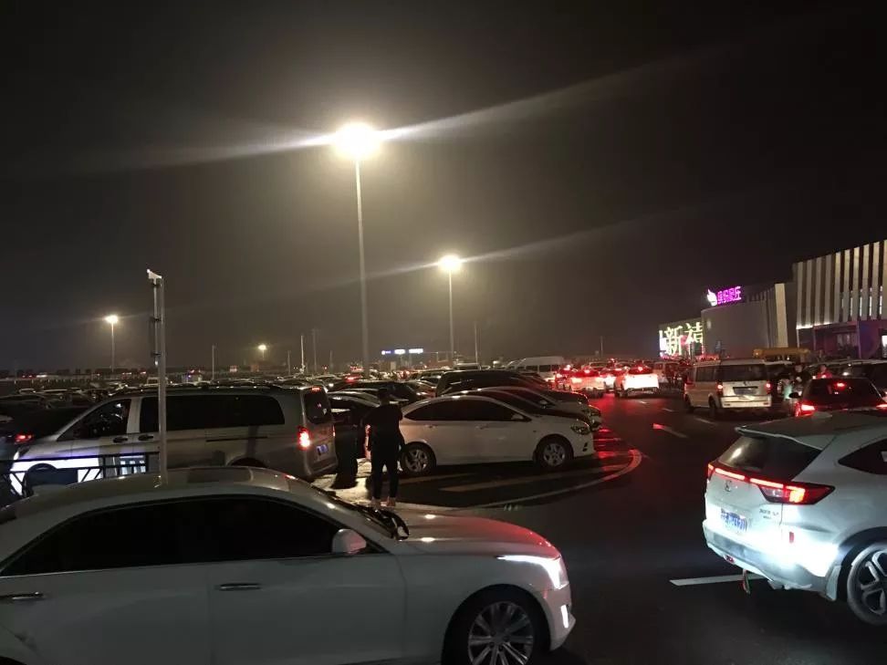 直到晚上 18:30 ,我才到达「窦庄服务区」补电,这一路上我基本都使用