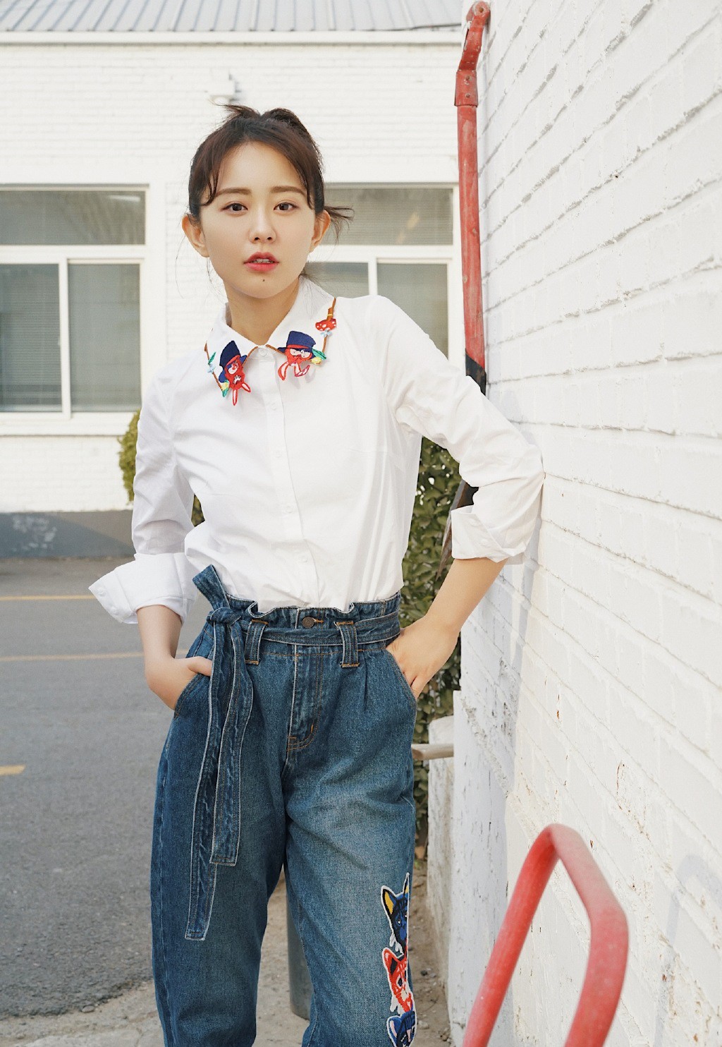 曾饰演《还珠格格》金锁,今穿军绿色外套配粉色卫衣,嫩成少女!