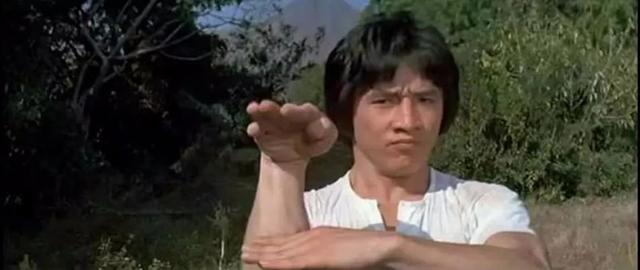 与李小龙斗殴，和成龙交恶，昔日影坛大哥走向没落，终凄冷离世