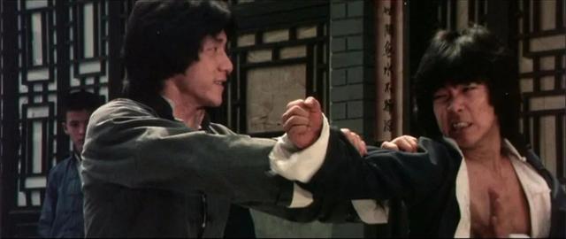 与李小龙斗殴，和成龙交恶，昔日影坛大哥走向没落，终凄冷离世