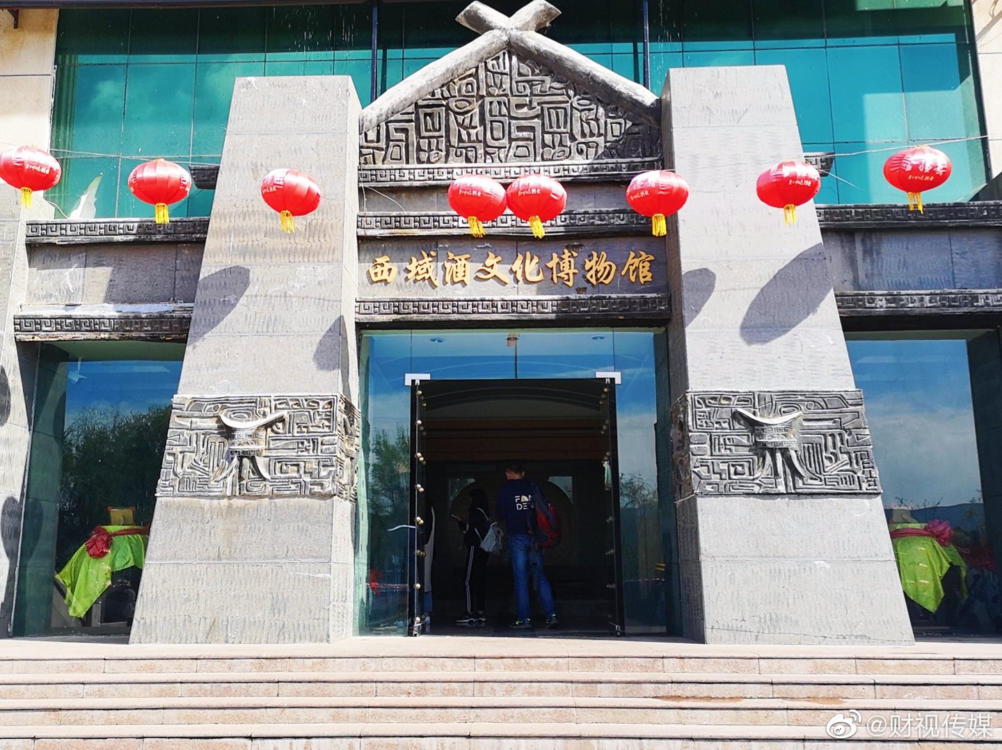 首站,酱香型白酒经9次蒸粮,至少5年陶罐露天储存,吸园内花果香气后才