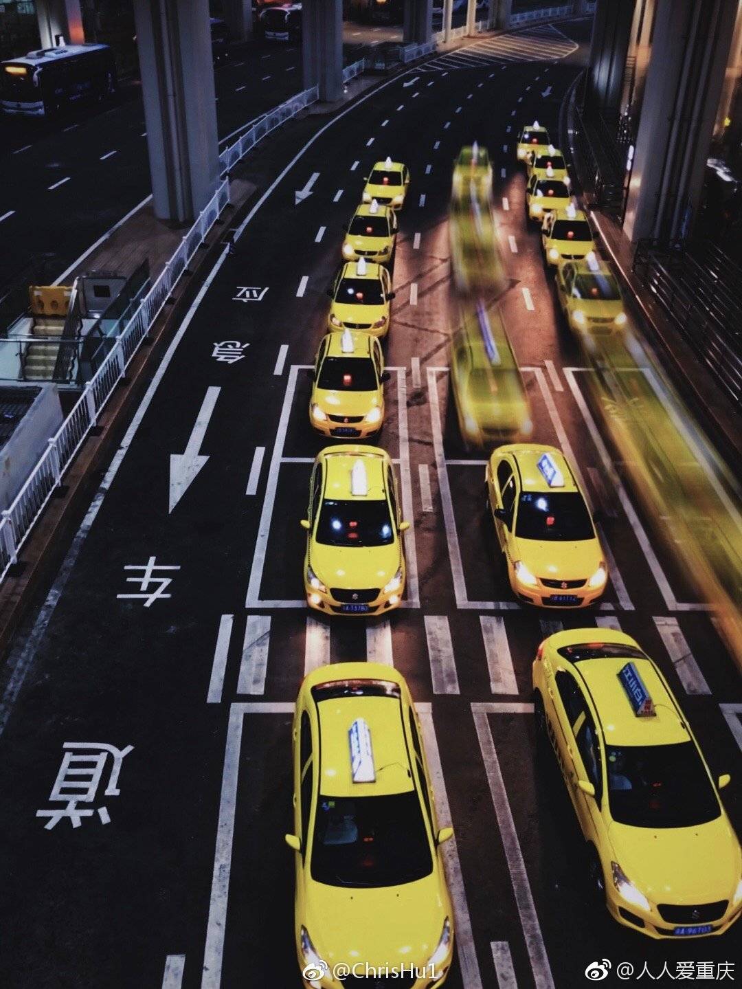 重庆的街头巷尾有种别样的美宽阔马路上来来往往的车