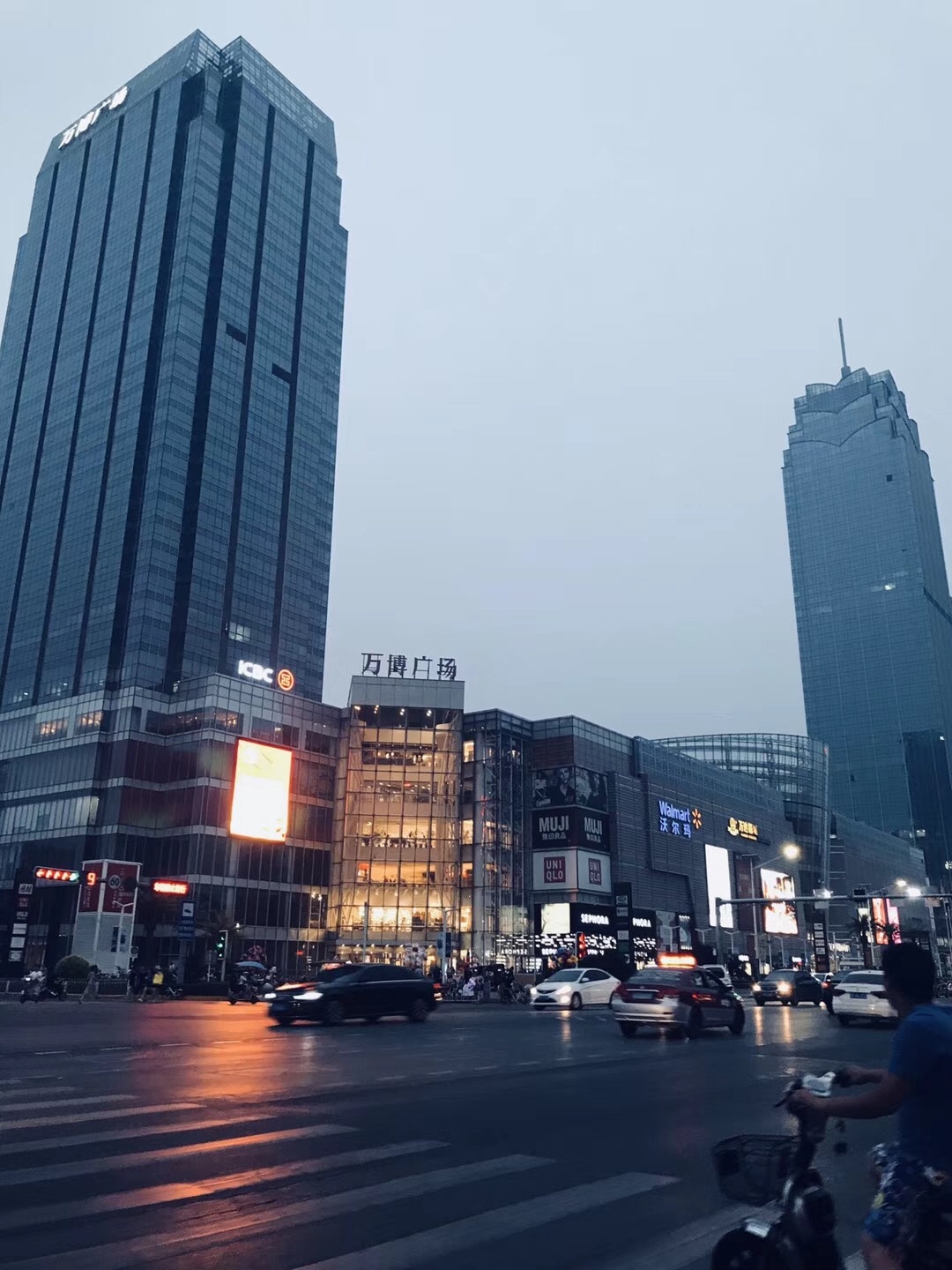 无论什么节日 裕华路一带都是非常热闹的 随着植物园,万博广场两个