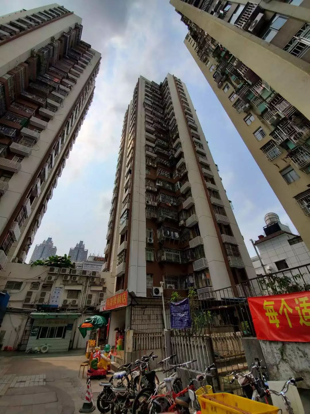 正文                   德兴大厦位于深圳市建设路1050号,1981年批地