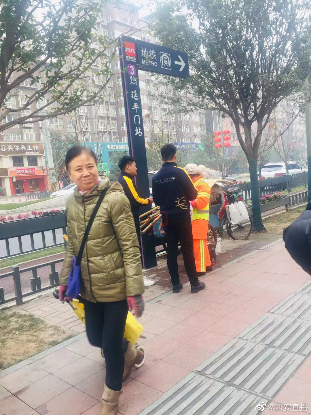 网友投稿 延平门跟前有人献爱心 免费给清洁工送奶茶 高清图集 新浪网 网友投稿 延平门跟前有人献爱心 免费给清洁工送奶茶 高清图集 新浪网