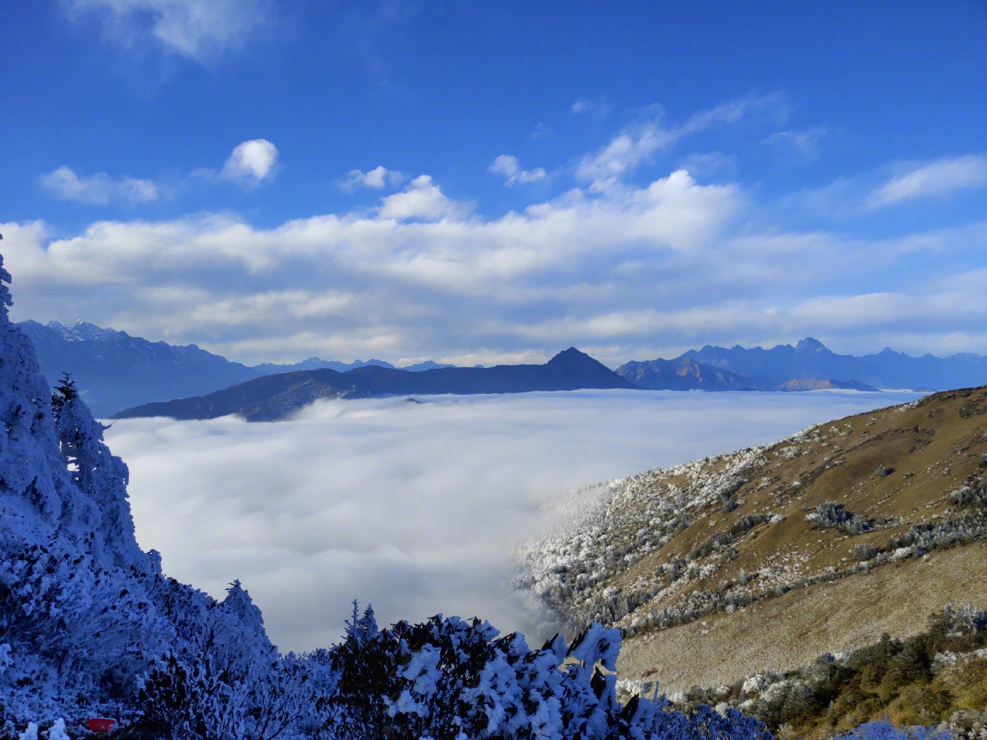 华尖山,这个名字来自当地百姓的爱称,他们认为,站在这座山的山顶